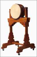 Hira Daiko on two-legged stand